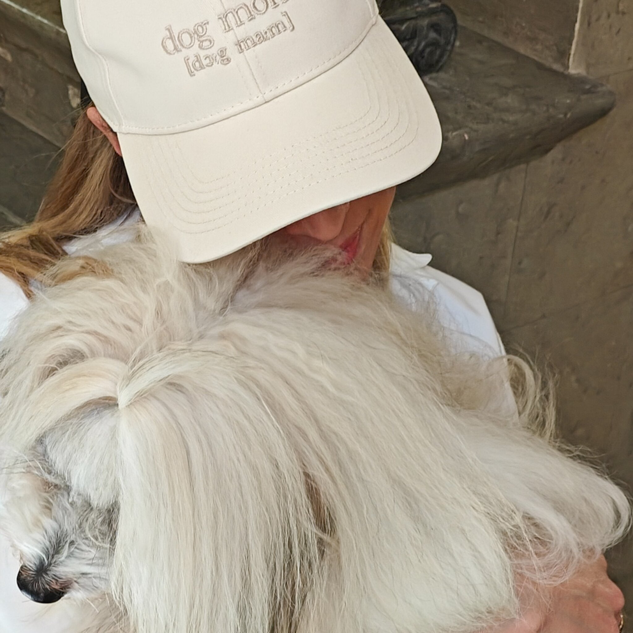 Dog Mom -lippis päällä koiran kanssa