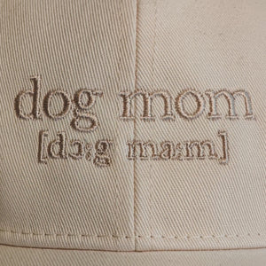Dog Mom -lippiksen brodeerattu dog mom -teksti